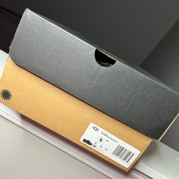 Men’s UGG slippers - Picture 8 of 13